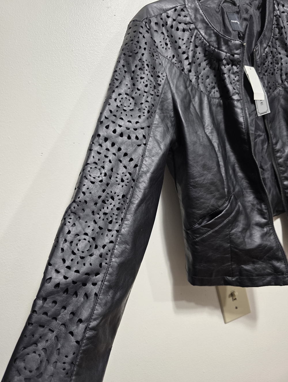 NWT! Rampage Black Faux Leather Laser Cut Moto Cropped Jacket Size M Medium - Picture 5 of 9